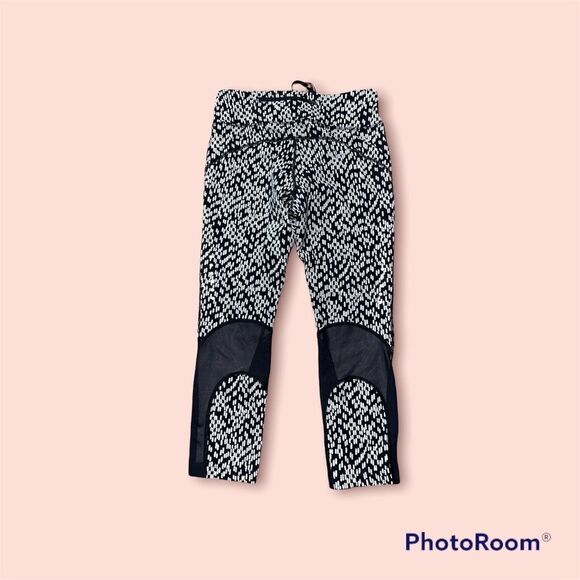 Cute Nike Dri Fit Black White Print Capri Leggings sz small - Picture 2 of 3